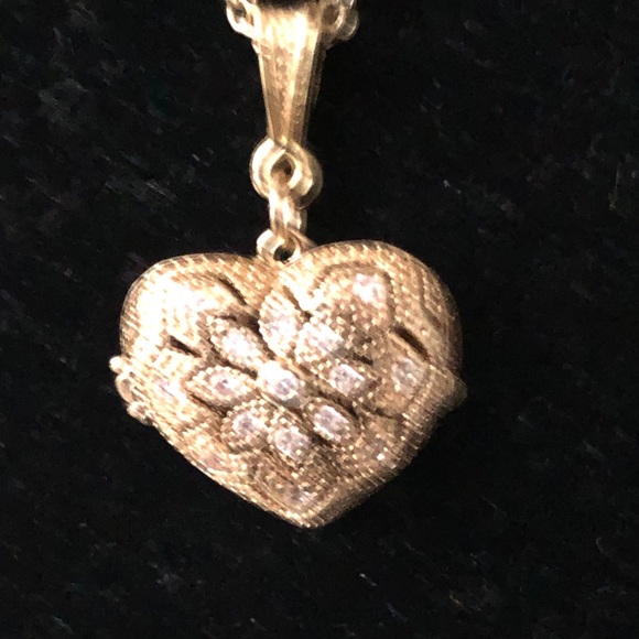 Jewelry - Elegant Gold Heart Locket Necklace